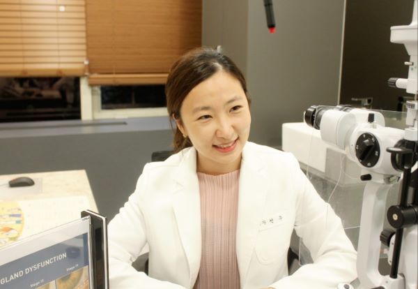 마이봄샘기능장애 진단 화면을 보며 상담하는 의료진
