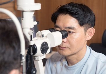 세극등현미경으로 환자 눈 상태를 검사하는 의료진