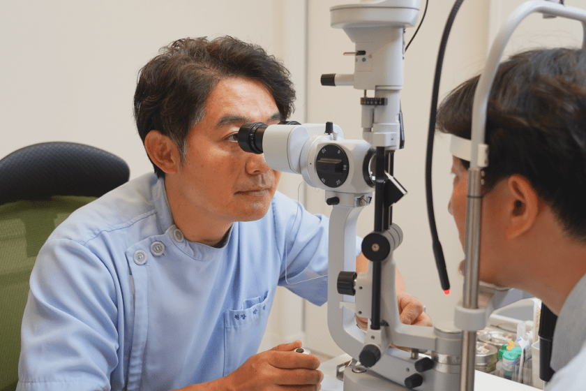 세극등현미경으로 환자 눈 상태를 검사하는 의료진
