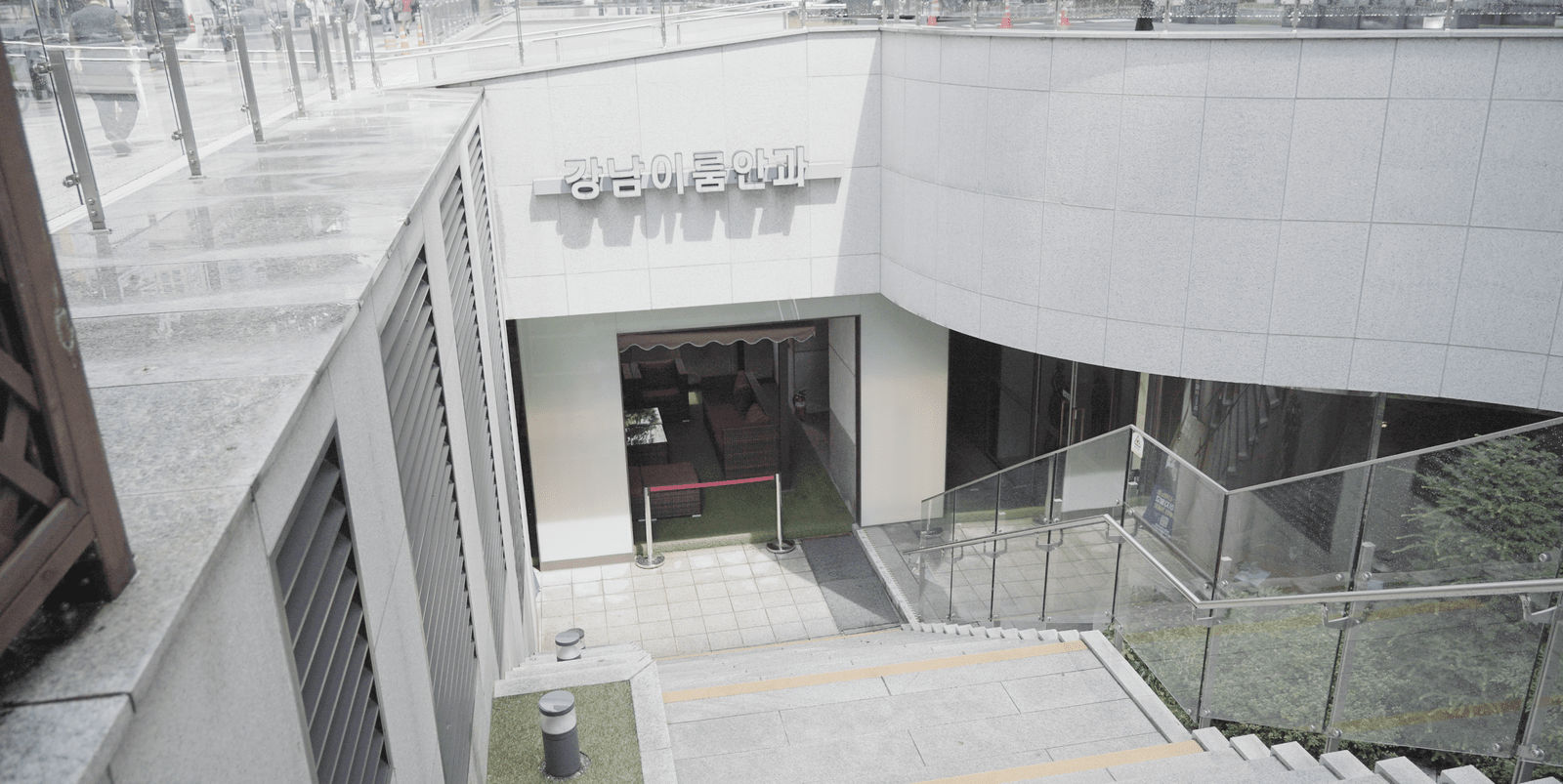강남이룸안과의원 입구 전경
